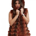 Pelliccia gilet di marmotta color ruggine lavorazione orizzontale con cappuccio