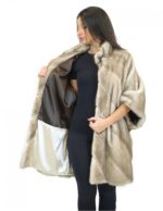 46 mantella donna visone ice con lavorazione trasversale collo coreana e bottone a specchio