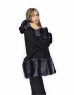 2 56 Giaccone in pelliccia di persiano con pelliccia rex cappuccio bordato colore nero e blu