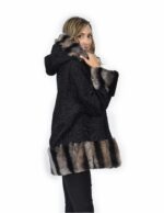 2 Giaccone 56 in pelliccia di persiano colore nero e grigio con pelliccia rex cappuccio bordato