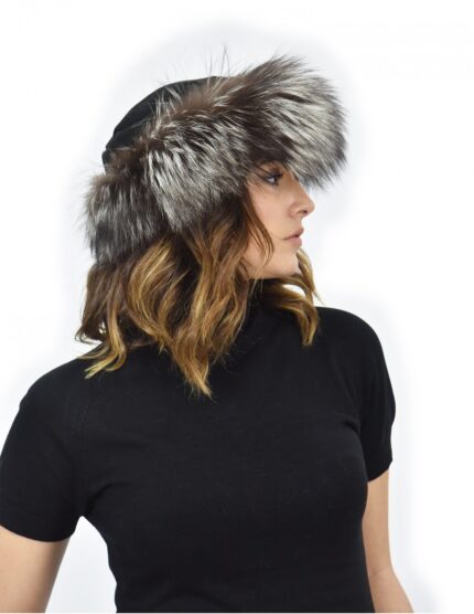 Cappello con bordo in pelliccia di volpe argentata piccolino