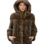 56 Giacca in pelliccia di visone con cappuccio manica 3/4 corta colore demy buff