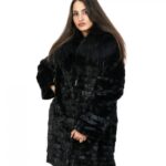 Cappotto in petali di visone 50 con collo in pelliccia di volpe chiusura ganci e maniche lunghe