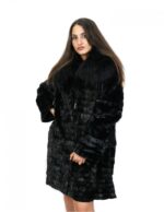 Cappotto in petali di visone 50 con collo in pelliccia di volpe chiusura ganci e maniche lunghe