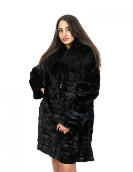 Cappotto in petali di visone 50 con collo in pelliccia di volpe chiusura ganci e maniche lunghe