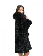 Cappotto in petali di visone 50 con collo in pelliccia di volpe chiusura ganci e maniche lunghe