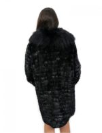 Cappotto in petali di visone 50 con collo in pelliccia di volpe chiusura ganci e maniche lunghe