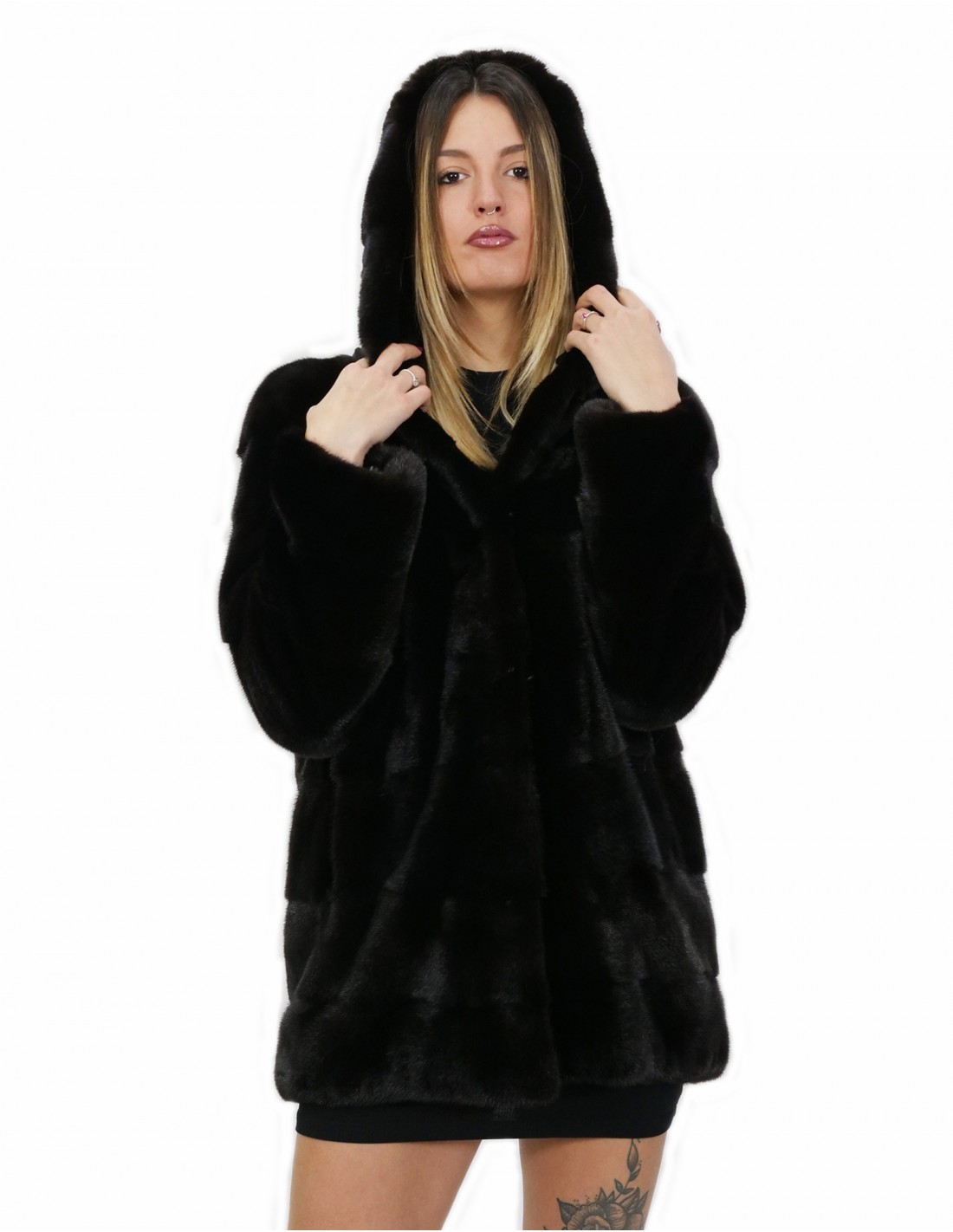 Cappottino nero in visone orizzontale con cappuccio 46 lungo 72 centimetri con tasche esterne Cappottino nero in visone orizzontale con cappuccio 46 lungo 72 centimetri con tasche esterne