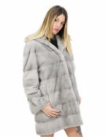 Grauer horizontaler Nerzmantel mit Kapuze 50 84 cm lang mit Außentaschen – Bild 4