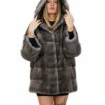 Cappottino 48 lungo 76 centimetri blu iris in visone orizzontale con cappuccio con tasche esterne