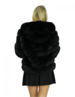 60 cm lange Jacke aus schwarzem Fuchsfell mit horizontaler Verarbeitung, voluminöse Kapuze – Bild 6