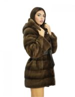Cappotto 44 lungo 82 centimetri in pelliccia di visone demi marrone con cappuccio con bottone e cinta pelle