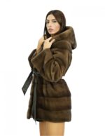 Cappotto 44 lungo 82 centimetri in pelliccia di visone demi marrone con cappuccio con bottone e cinta pelle