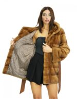 Cappotto 42 lungo 82 centimetri in pelliccia di visone gold con cappuccio foderato in pelliccia e chiusura con bottone e cintura