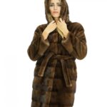 Cappotto 44 lungo 90 cm in pelliccia visone demi cappuccio e chiusura con ganci interni e cintura in pelliccia