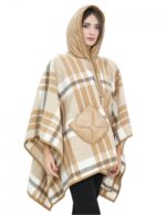 Poncho mantella in lana con inserti in piumino marrone fantasia a quadri con cappuccio e chiusura bottoni tasche esterne