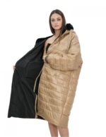 Cappotto reversibile con pelliccia di montone e piumino in piuma 48 nei colori oro e nero manica lunga chiusura zip