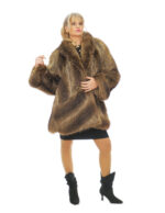 Cappotto in pelliccia di marmotta molto voluminoso marrone 56 con collo sciallato e bottone decorativo