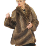 Cappotto in pelliccia di marmotta molto voluminoso marrone 56 con collo sciallato e bottone decorativo