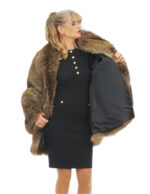 Cappotto in pelliccia di marmotta molto voluminoso marrone 56 con collo sciallato e bottone decorativo