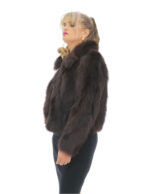Kurze Jacke mit Fuchsblüten 46 sehr hellbraun mit Pistagna-Kragen und langärmeligem Hakenverschluss – Bild 2