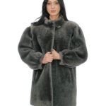 Cappotto in montone maniche lunghe polsi stretti 50 lungo 80 centimetri bottone al collo pistagna