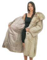 Cappotto lunghissimo 108 centimetri di volpe filettata bianco sfumato manica lunga e cappuccio foderato stoffa
