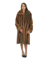 Cappotto lungo in pelliccia visone demi trasportata 46 con collo grande italiano e manica lunga con risvolto