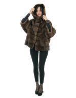 Giacca in visone demi buff con vestibilità ampia 48-56 con maniche a pelle intera e orizzontale cappuccio pelliccia
