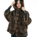 48-56 Loose Fit Demi Buff Mink Jacke mit Vollfell und horizontalen Ärmeln Fellkapuze