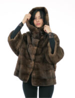 Giacca in visone demi buff con vestibilità ampia 48-56 con maniche a pelle intera e orizzontale cappuccio pelliccia