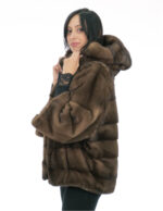 Giacca in visone demi buff con vestibilità ampia 48-56 con maniche a pelle intera e orizzontale cappuccio pelliccia