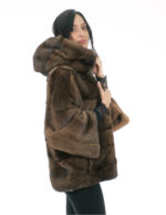 Giacca in visone demi buff con vestibilità ampia 48-56 con maniche a pelle intera e orizzontale cappuccio pelliccia