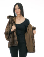 Giacca in visone demi buff con vestibilità ampia 48-56 con maniche a pelle intera e orizzontale cappuccio pelliccia