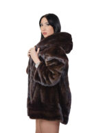 Cappotto verticale in pelliccia di visone mogano 50 con fascia orizzontale sui polsi e fondo cappuccio - immagine 2