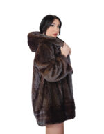 Cappotto verticale in pelliccia di visone mogano 50 con fascia orizzontale sui polsi e fondo cappuccio - immagine 3
