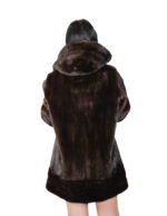 Cappotto verticale in pelliccia di visone mogano 50 con fascia orizzontale sui polsi e fondo cappuccio - immagine 5