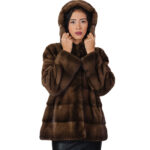 Giacca pelliccia visone orizzontale demi buff marrone 54 con cappuccio con coulisse manica lunga coulisse in vita a sfiancare