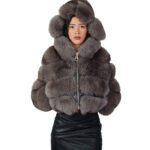 Giacca in pelliccia di volpe dark sable grigio 44 pelle orizzontale a V cappuccio manica tre quarti chiusura zip
