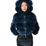 Giacca in pelliccia di volpe blu bomber 42 pelle orizzontale a V cappuccio manica tre quarti chiusura zip