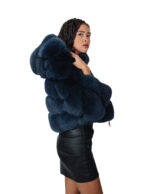 Giacca in pelliccia di volpe blu bomber 42 pelle orizzontale a V cappuccio manica tre quarti chiusura zip - immagine 3