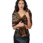 Stola in pelliccia di visone a pelle intera demi buff marrone con asola grande di chiusura lunga 148 centimetri Kopenaghen Furs