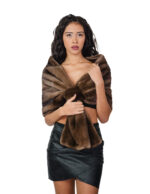 Stola in pelliccia di visone a pelle intera demi buff marrone con asola grande di chiusura lunga 148 centimetri Kopenaghen Furs