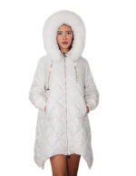 Weiße Daunenjacke mit Rautenmuster, Größe 42, mit ausgestelltem Saum, seitlichem Reißverschluss am Ärmelbündchen, Kapuze aus Wolle und Fuchspelzbesatz.