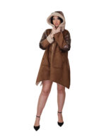 Daunenjacke und Öko-Schaffellcape, Modell 40, braune Kapuze, goldener Reißverschluss und seitliche Reißverschlüsse – Bild 4
