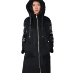 Piumino e eco montone modello mantella 52 nero cappuccio chiusura zip oro e cerniere laterali