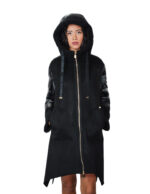 Piumino e eco montone modello mantella 48 nero cappuccio chiusura zip oro e cerniere laterali