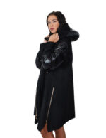 Piumino e eco montone modello mantella 48 nero cappuccio chiusura zip oro e cerniere laterali - immagine 3