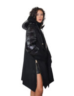 Piumino e eco montone modello mantella 48 nero cappuccio chiusura zip oro e cerniere laterali - immagine 2