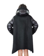 Piumino e eco montone modello mantella 48 nero cappuccio chiusura zip oro e cerniere laterali - immagine 5